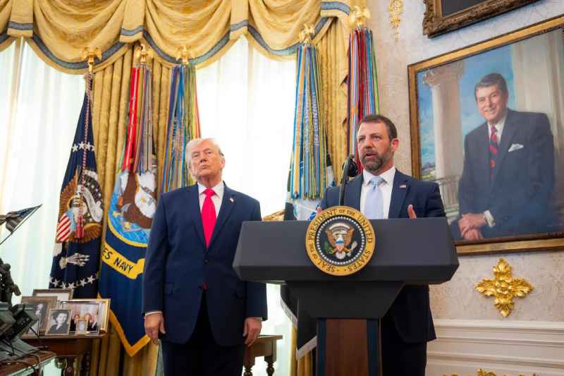 El secretario Markwayne Mullin asume el control del DHS bajo la presión de organizaciones civiles que exigen el fin de las redadas sin orden judicial. Foto: DHS