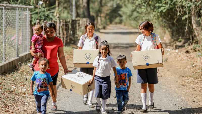 Estudiantes migueleños reciben paquetes escolares con útiles y dispositivos tecnológicos para el inicio del periodo lectivo 2026 en El Salvador. Foto: Secretaría de Prensa