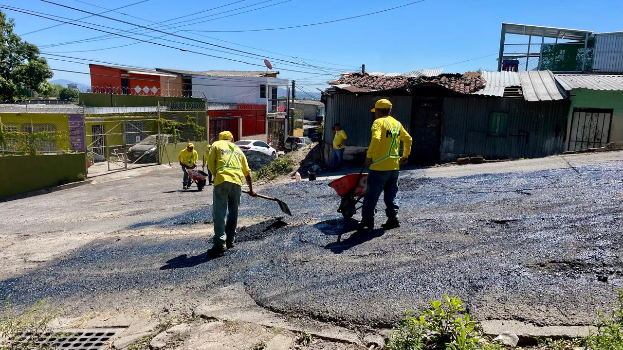 Vecinos de la colonia Luz esperan que las reparaciones en la 49 agilicen el tráfico hacia Monserrat tras dos semanas de trabajos intensos en la zona. El cierre parcial ha alterado la dinámica comercial del distrito. Foto: La Diáspora 503.