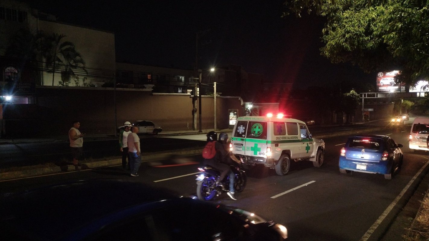 Un adulto mayor falleció tras ser atropellado por un vehículo de transporte en la 49 Avenida Norte, cerca de la colonia Luz. La Cruz Roja Salvadoreña confirmó el deceso en el lugar del accidente. Foto: Cruz Verde Salvadoreña.