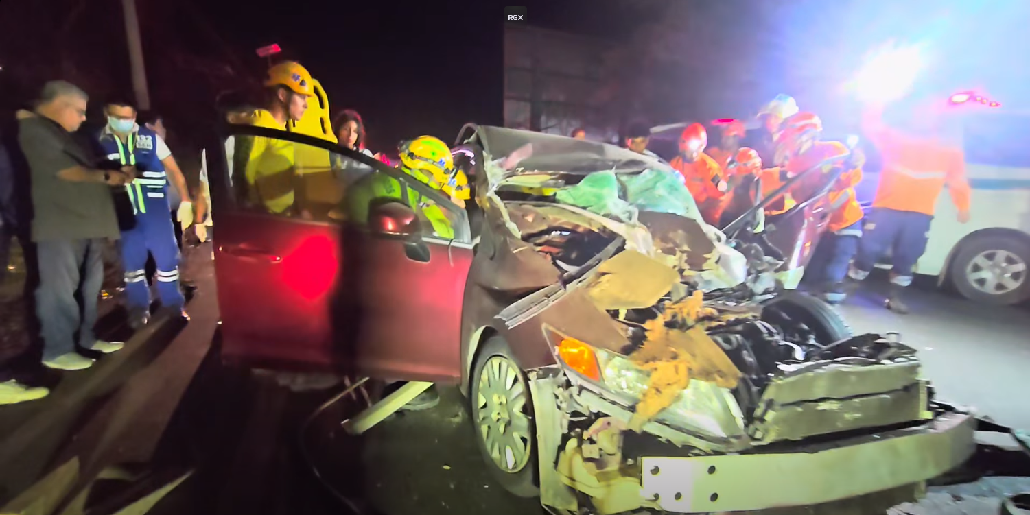 Un conductor quedó atrapado tras un accidente en el km 49 de la Panamericana, en Santa Ana. Protección Civil y Bomberos lo rescataron con vida usando herramientas hidráulicas. Foto: Comandos de Salvamento.