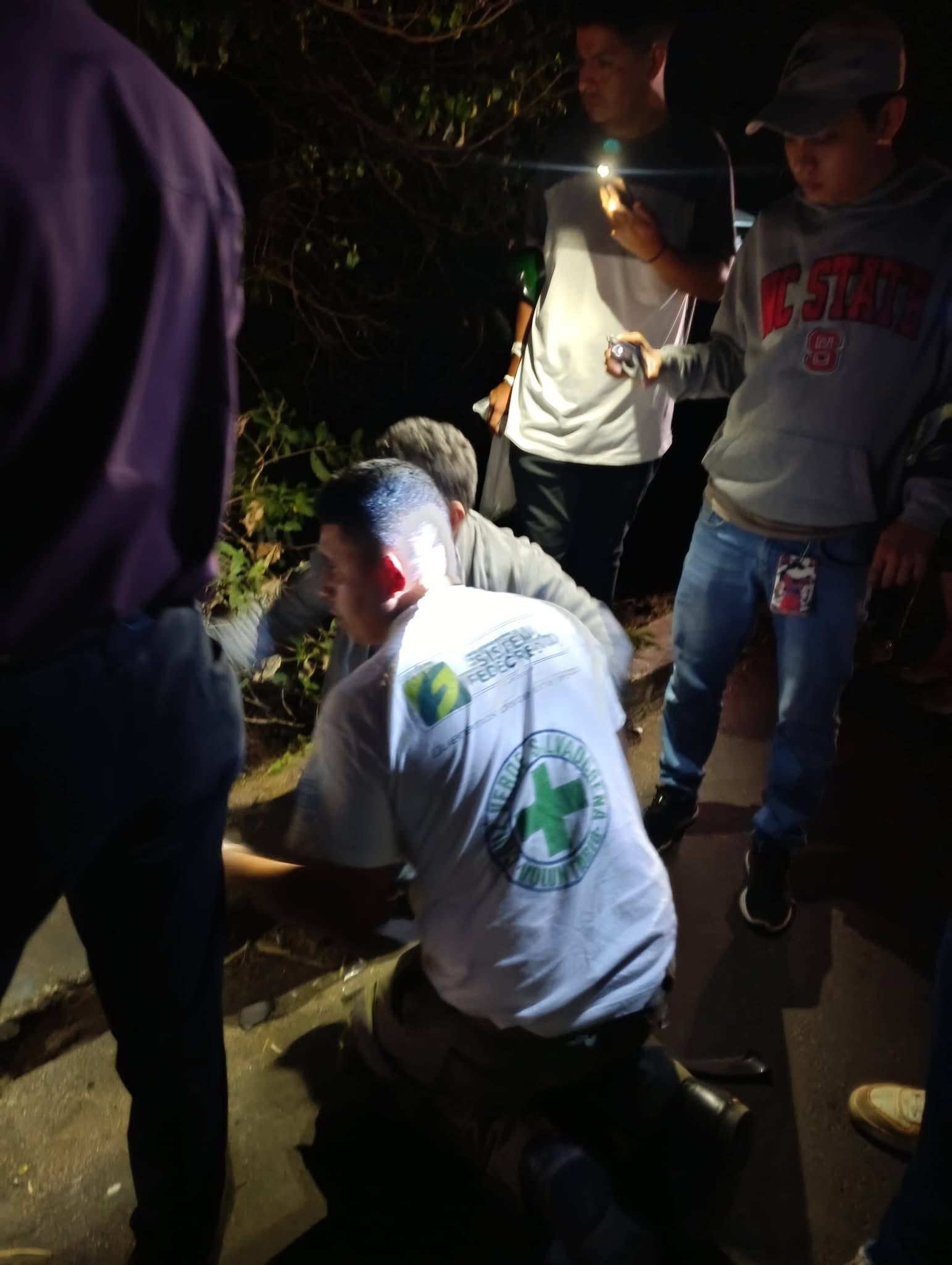 Tres personas resultaron heridas, entre ellas dos adultos mayores, tras un choque por alcance en la #CarreteraAChalchuapa, sector Ecoterra. Los cuerpos de socorro trasladaron a las víctimas al ISSS. Foto: Cruz Verde Santa Ana.