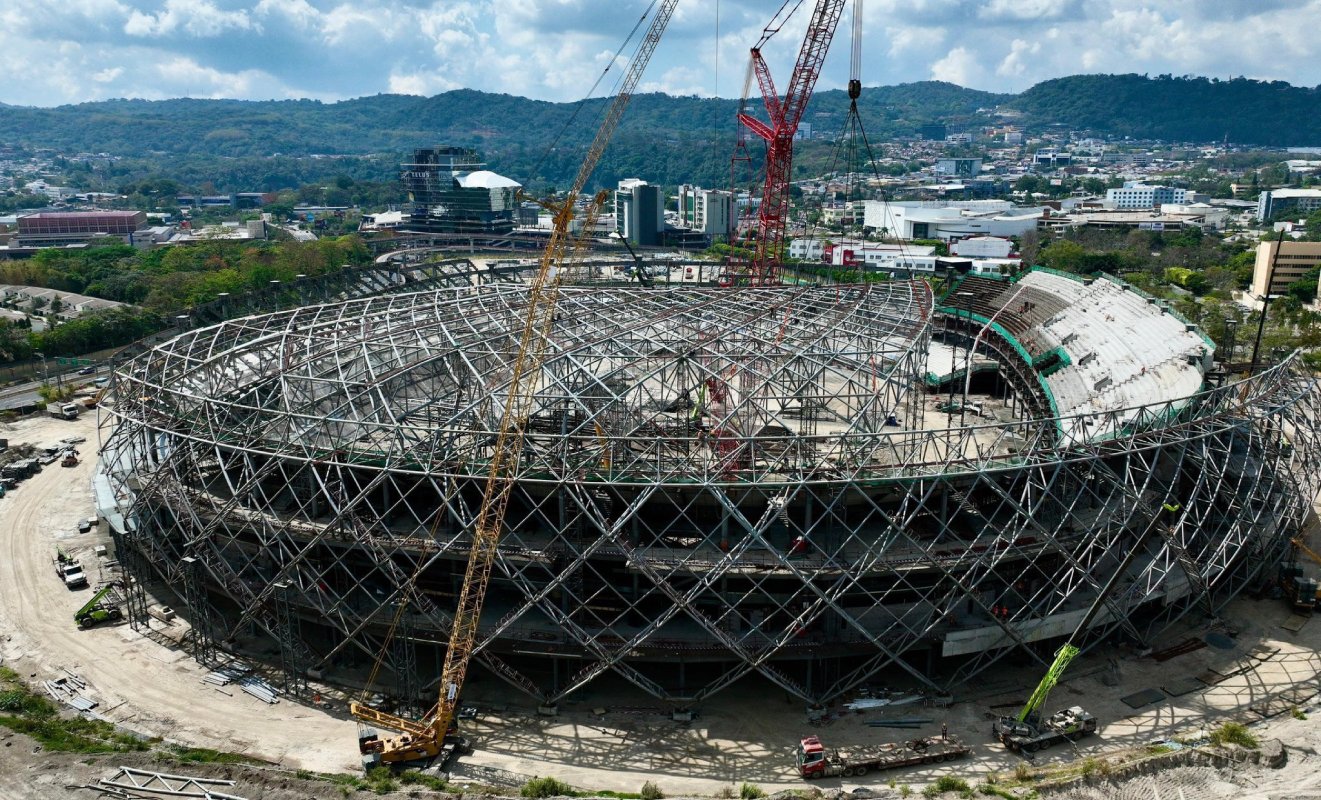 El Nuevo Estadio Nacional de El Salvador, donado por China y ubicado en Antiguo Cuscatlán, avanza a paso firme. Con capacidad para 50,000 espectadores, será el más grande y tecnológico de Centroamérica. Foto: INDES.