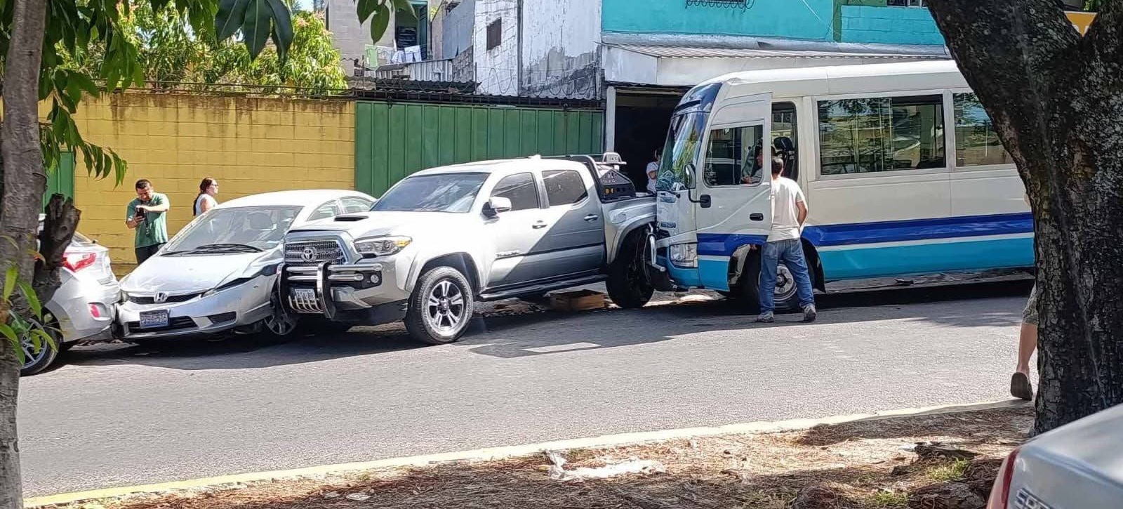 Agentes de la PNC salvaron a un conductor del microbús Ruta 3 que sufrió un paro cardiorrespiratorio al manejar. El vehículo impactó otros autos, pero los policías actuaron con RCP y evitaron lo peor. Foto: PNCSV.