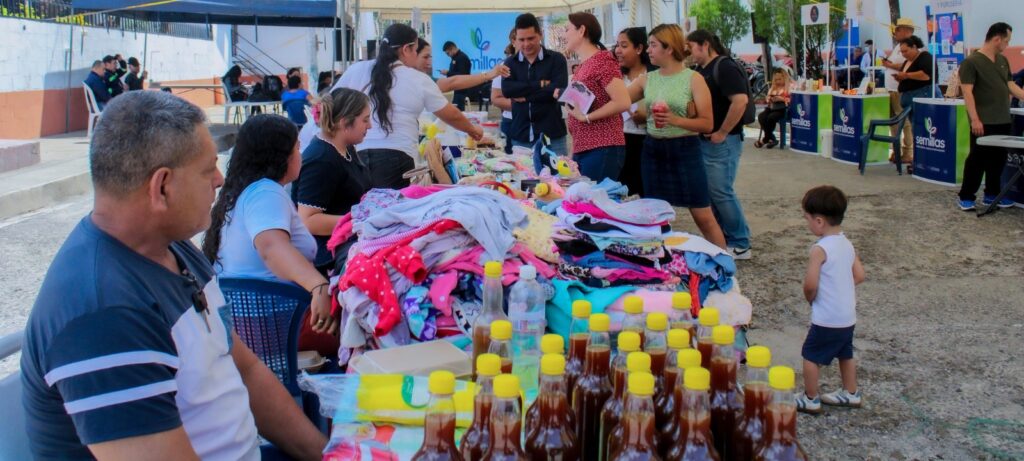 La feria del Proyecto Semillas en Chalatenango, impulsada por Cancillería y CONAMYPE, promueve negocios locales y apoya a retornados. Una apuesta por el crecimiento económico y la innovación rural. Foto: CONAMYPE.