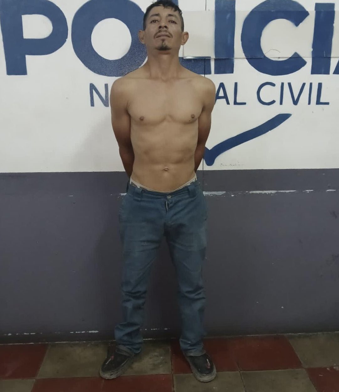 Agentes de la PNC detuvieron a un hombre de 37 años en Ciudad Arce tras agredir con un arma blanca a su compañero durante una pelea. La víctima fue hospitalizada y se encuentra fuera de peligro. Foto: PNCSV.