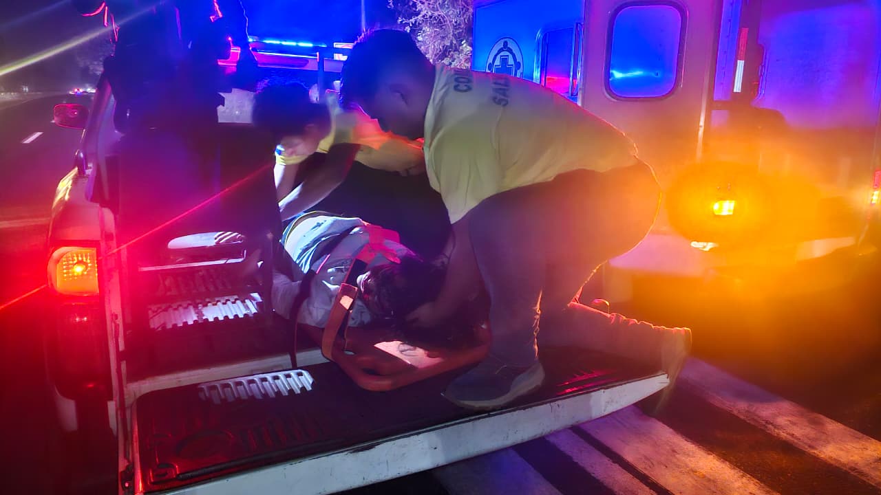 Dos jóvenes hermanos fallecieron tras un grave #AccidenteDeTránsito entre un vehículo y una motocicleta en la carretera al Cerro Verde, Izalco. Comandos de Salvamento confirmó las muertes en el lugar y en el hospital. Foto: Comandos de Salvamento.