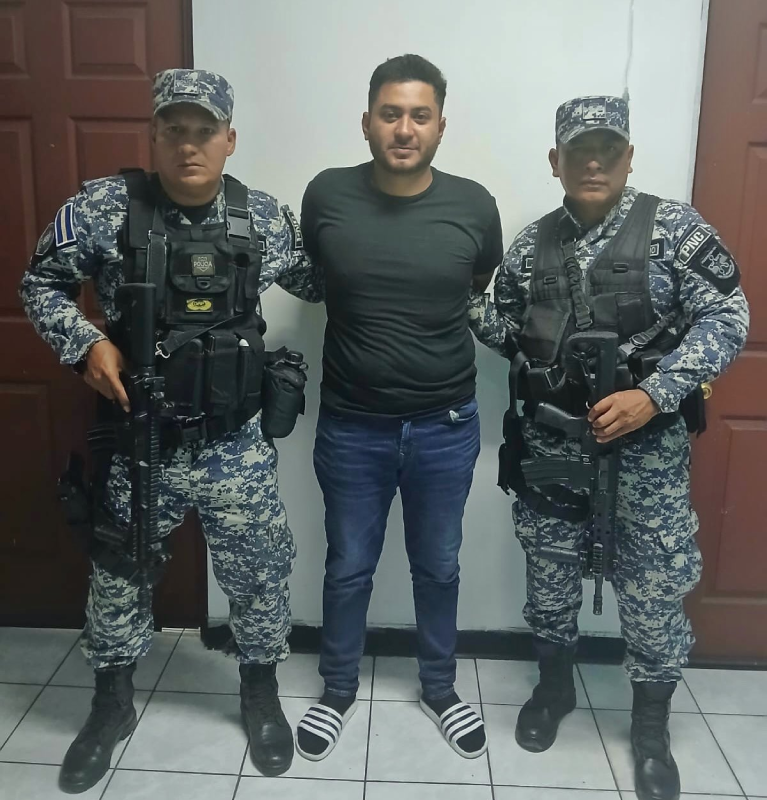Un hombre de 32 años fue detenido en Cojutepeque tras difundirse un video donde agredía a su pareja. La PNC lo arrestó en la colonia Las Delicias y lo pondrá a disposición judicial por violencia de género. Foto: PNCSV.