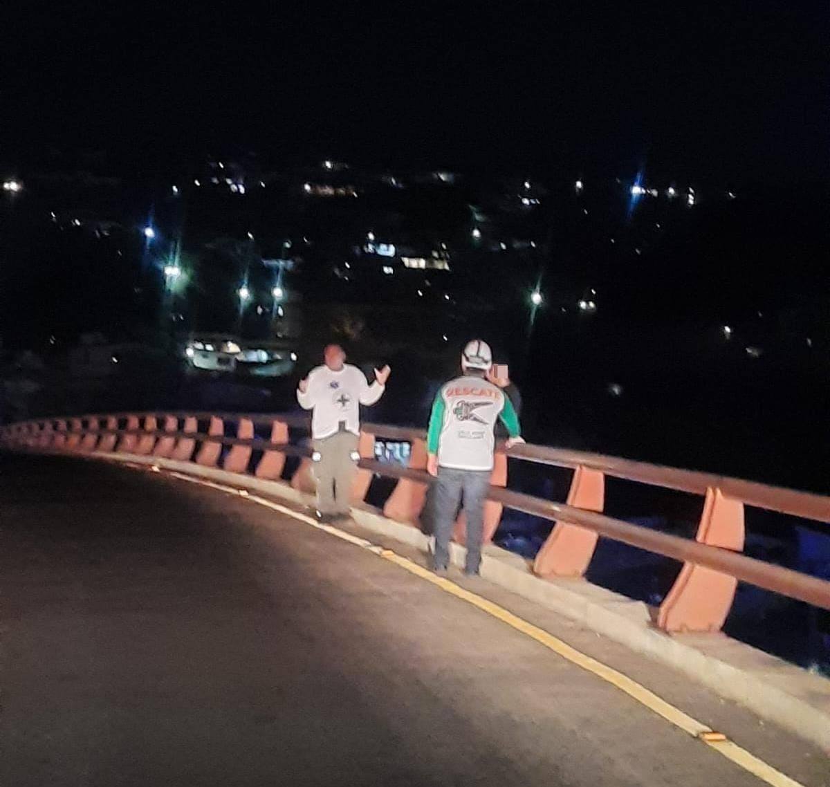 Elementos de #CruzVerde Santa Anita intervinieron a tiempo en el Monumento "Hermano bienvenido a casa" para evitar un suicidio. La depresión, llamada la "enfermedad del siglo", requiere atención urgente. Foto: Cruz Verde.