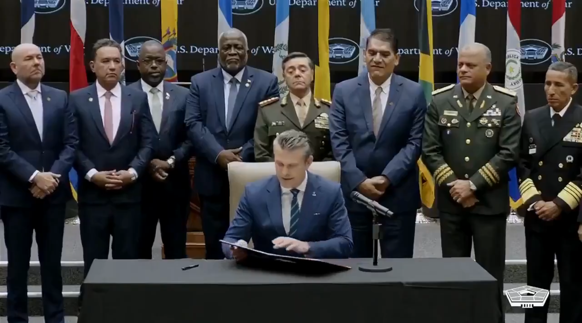 El Salvador se sumó a un acuerdo regional en Miami para combatir el narcotráfico junto a EE.UU. y otros países. El ministro Francis Merino Monroy lideró la delegación en la firma del tratado contra el crimen organizado. Foto: Ministerio de la Defensa.