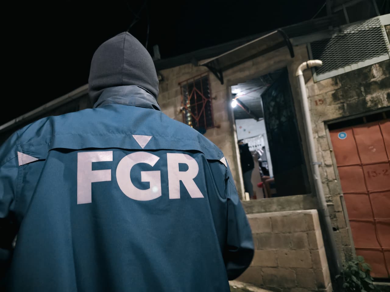 La FGR y la PNC capturan a 5 sujetos acusados de hurto por medios informáticos mediante sitios web falsos y el método "espejo". Robaron hasta $20,000 a una sola víctima. Foto: FGR_SV.