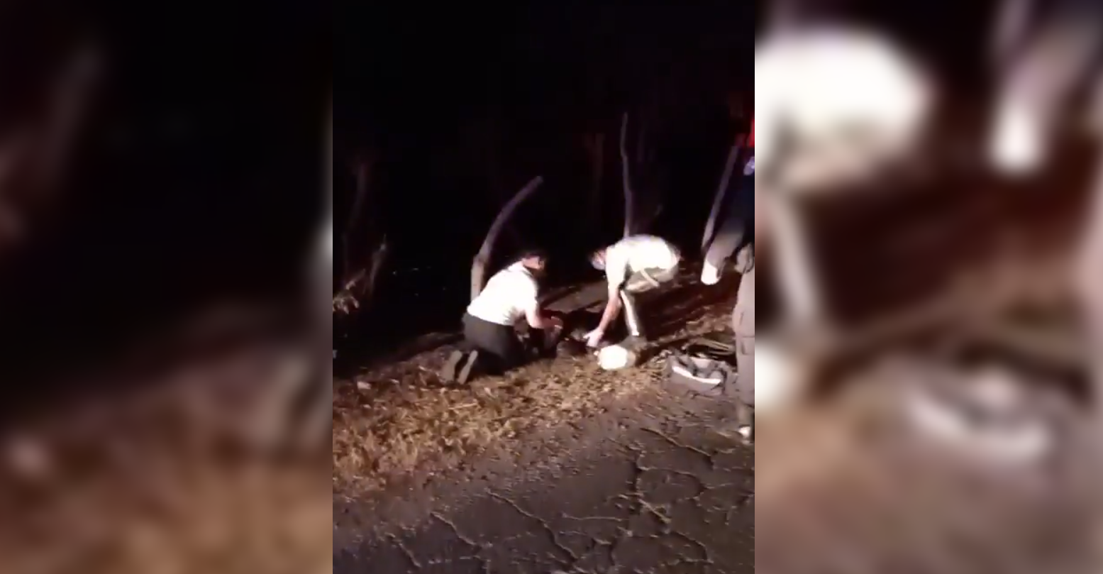 Un motociclista quedó en estado crítico tras un fuerte choque en la carretera Antigua a Tonacatepeque, en San Salvador. Equipos de emergencia lo trasladaron de urgencia a un hospital tras el accidente de tránsito. Foto: Noticiero Hechos.