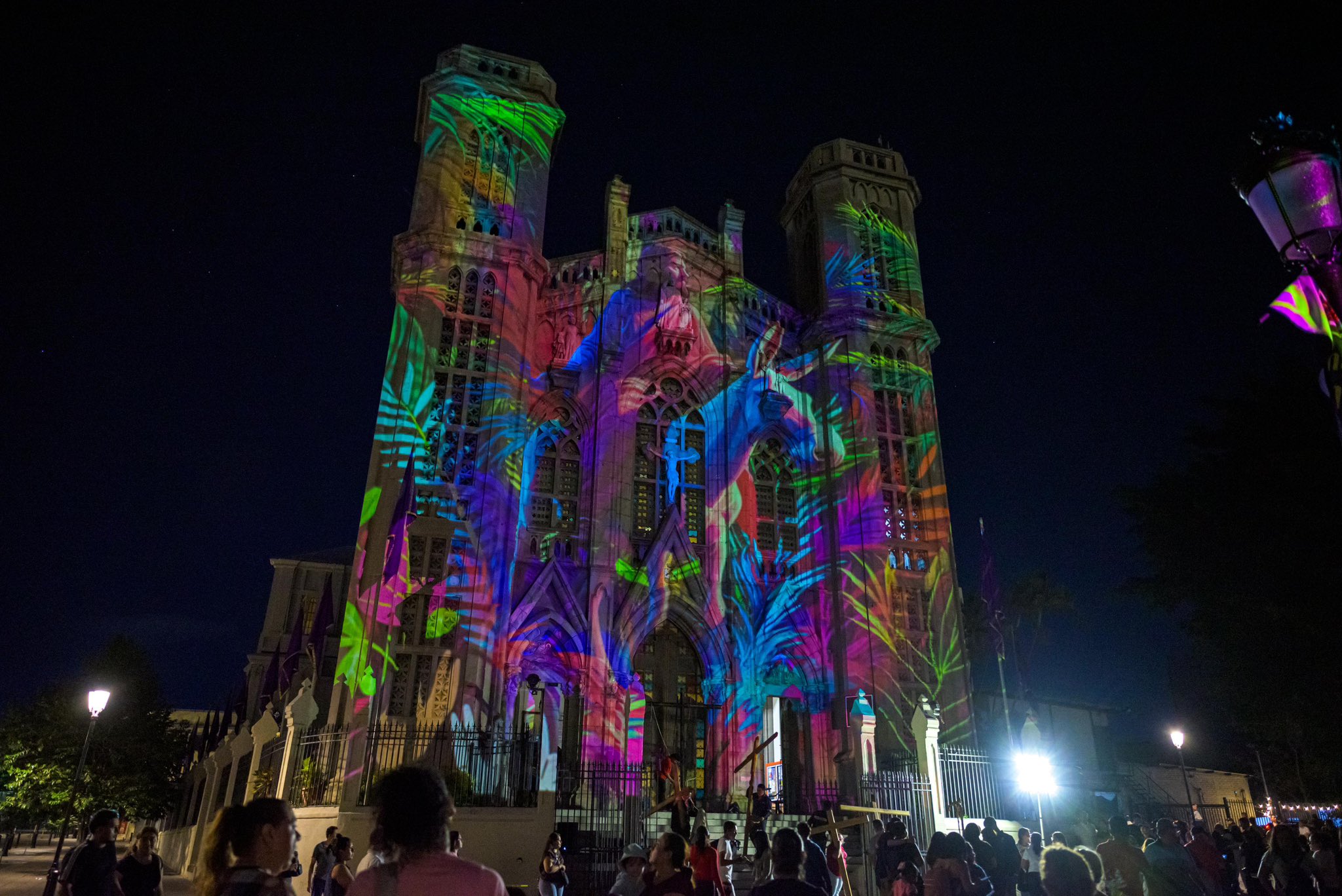 La Iglesia El Calvario deslumbra con videomapping y procesiones en una #SemanaSanta2026 marcada por el orden y la seguridad en la capital. ¡Vive la fe y la cultura en el Centro Histórico! Foto: Alcaldía de San Salvador.