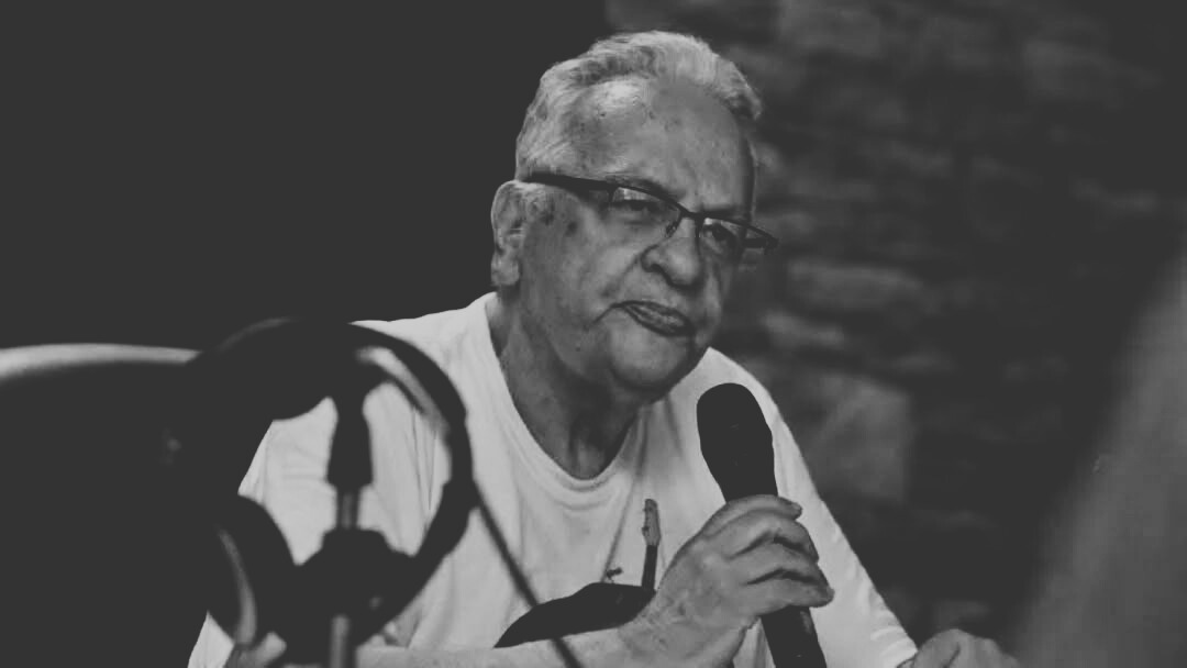 A los 74 años falleció #SergioGallardo, emblemático presentador de "¿Cómo Quedaron?" y referente histórico del periodismo deportivo en El Salvador. Su legado perdurará en la memoria de los aficionados. Foto: Cortesía de Noticias 4Visión