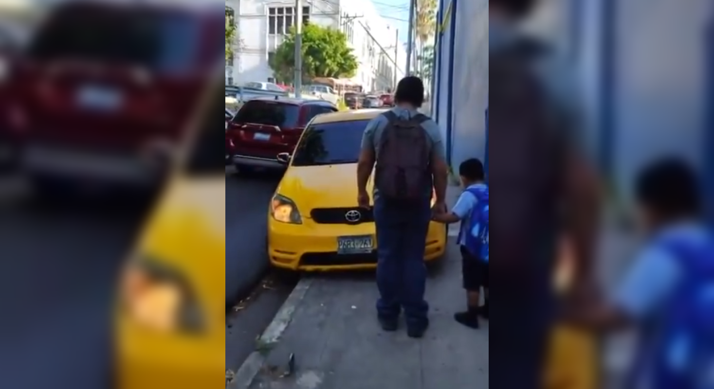 Un video impactante revela cómo un sedán amarillo invadió la acera frente a la PNC, casi atropellando a un niño y su padre. El Viceministerio de Transporte evalúa sanciones por conducción irresponsable. Foto: @SivarNewsSV.