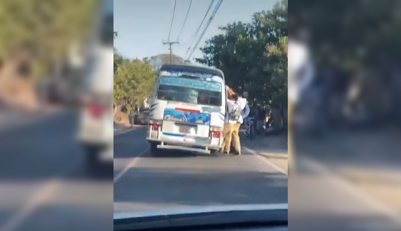 Un microbús de la Ruta 6 casi sufre un vuelco por sobrecupo en San Salvador. Usuarios exigen al Viceministerio de Transporte actuar para evitar accidentes. #SeguridadVial Foto: Cortesía.
