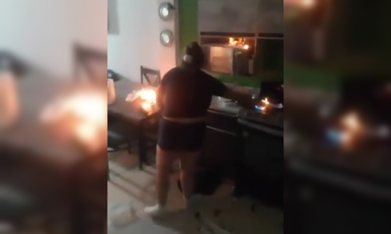 Una discusión de pareja en Torreón terminó en tragedia cuando una mujer incendió su casa. El video grabado por su pareja fue clave para su detención. La vivienda quedó en pérdida total. Foto: Cortesía.