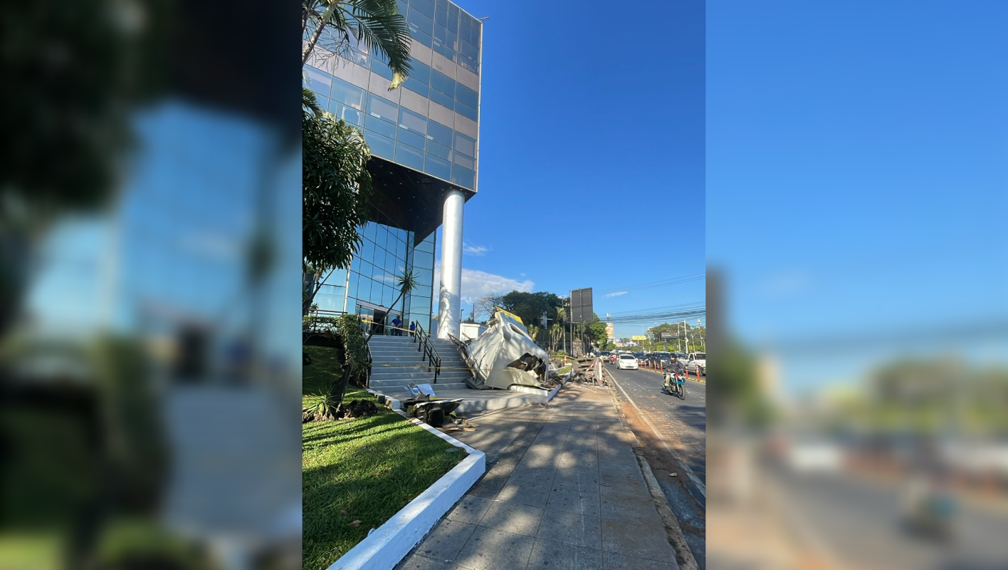 Una rastra perdió el control y destruyó parte de un edificio en Los Próceres, dejando un fallecido y bloqueando el tráfico hacia San Salvador. Las imágenes muestran la magnitud del impacto. Foto: La Diáspora 503.