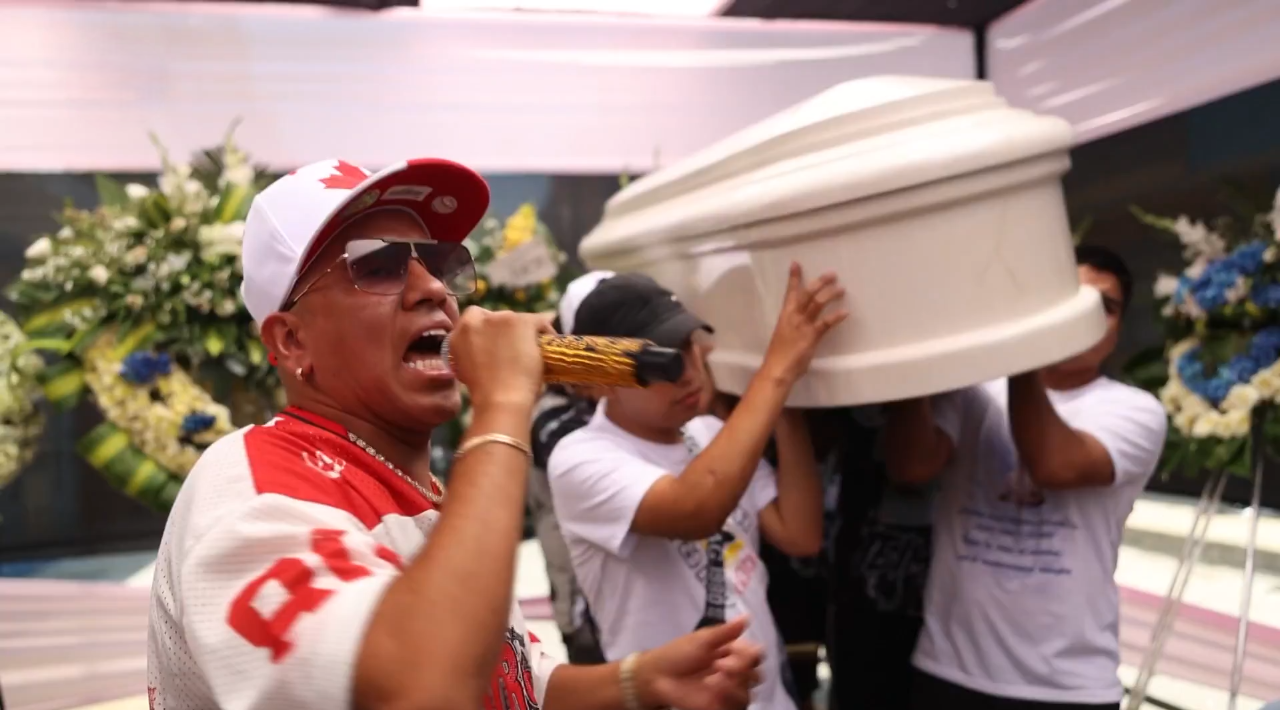 Artistas como "El Cangri" transforman los velorios en celebraciones con reguetón, desafiando el miedo impuesto por el crimen organizado en Lima.