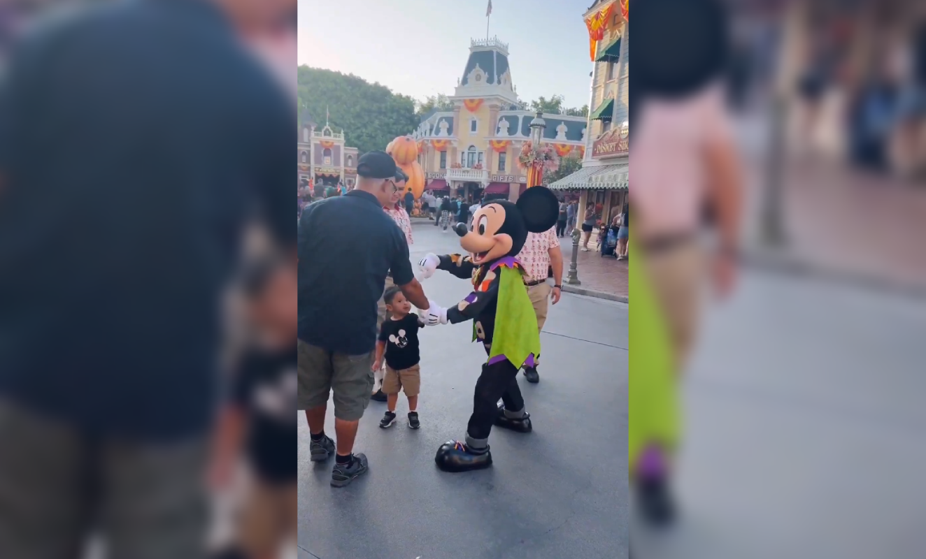 Un video de Mickey Mouse llamando la atención a un padre por usar el celular en Disney se ha vuelto tendencia. El clip genera debate sobre la desconexión familiar en espacios mágicos. Foto: Cortesía.