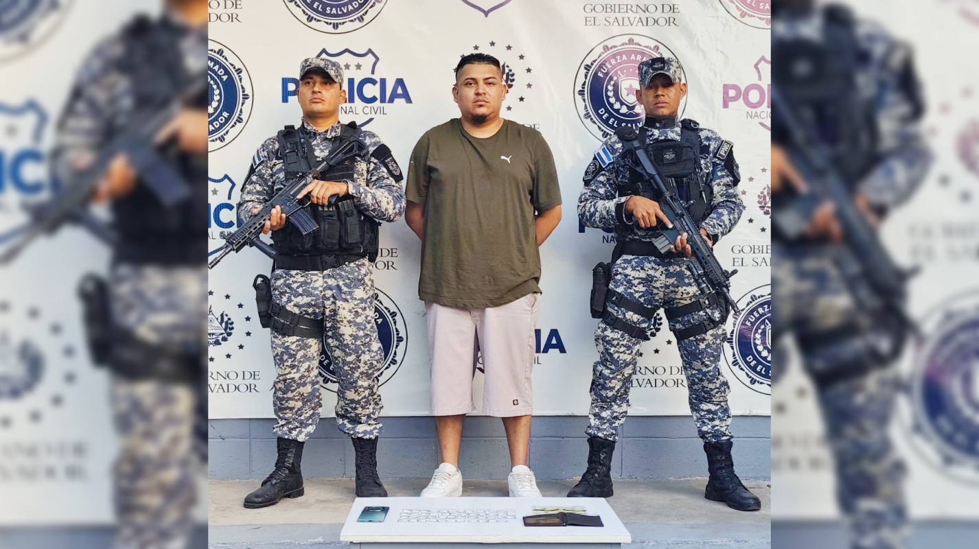 Agentes del Plan Control Territorial detuvieron a Edson Méndez en Apulo, Ilopango, tras hallarle 47 dosis de cocaína durante un patrullaje. La droga fue incautada y el sujeto puesto a disposición judicial. Foto: PNCSV.