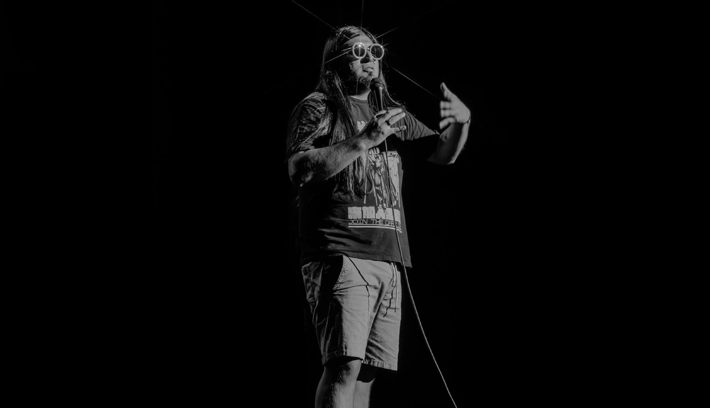 El famoso humorista Carlos Vallarta llega a San Salvador el 17 de abril con su nuevo espectáculo "Naco Ladino" en el Teatro Fepade. ¡Entradas ya disponibles! Foto: ballartavaleverga.