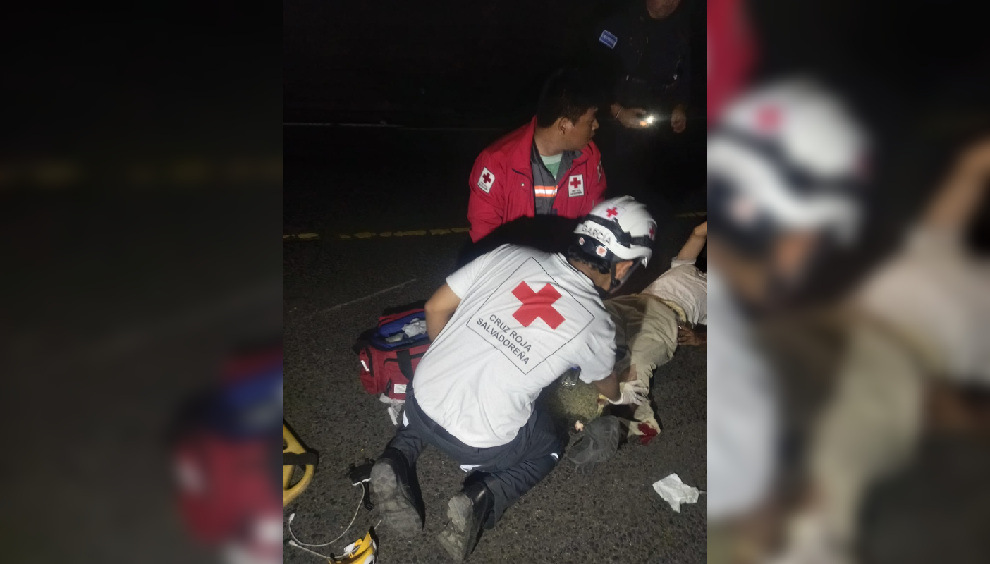 Un motociclista fue estabilizado por la Cruz Roja tras accidentarse en el km 38 de la carretera a Jayaque. Se recomienda precaución en la zona por sus curvas pronunciadas. Foto: Cruz Roja Salvadoreña.