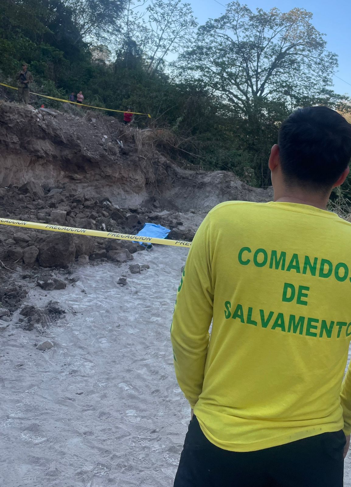 Un trabajador de 23 años murió esta mañana al quedar soterrado por el derrumbe de un paredón de tierra en Corinto 2, La Libertad. Equipos de emergencia no lograron salvarlo. Foto: Comandos de Salvamento.