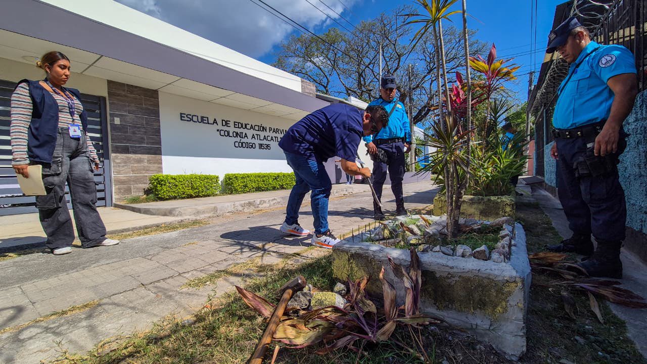 El CAM impuso una multa a una propietaria por colocar clavos punzantes en macetas frente a la Escuela Parvularia Colonia Atlacatl, poniendo en riesgo a 150 niños. Los objetos fueron retirados. Foto: Cortesía.