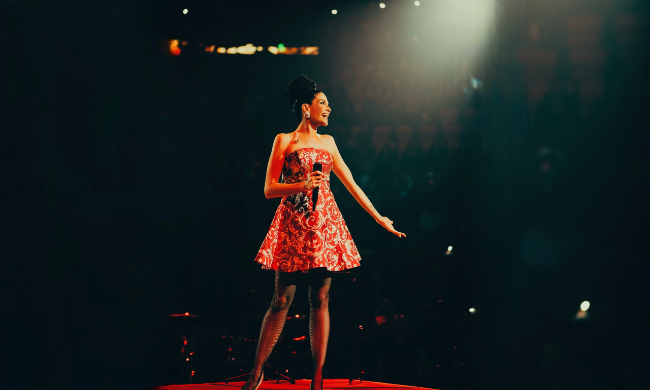 La artista Natalia Jiménez enfrenta duras críticas tras usar una ambulancia con sirenas para llegar a la celebración de Carlos Rivera. ¿Abuso de privilegios o simple descuido? #NataliaJiménez Foto: Instagram @nataliajimenezoficial.