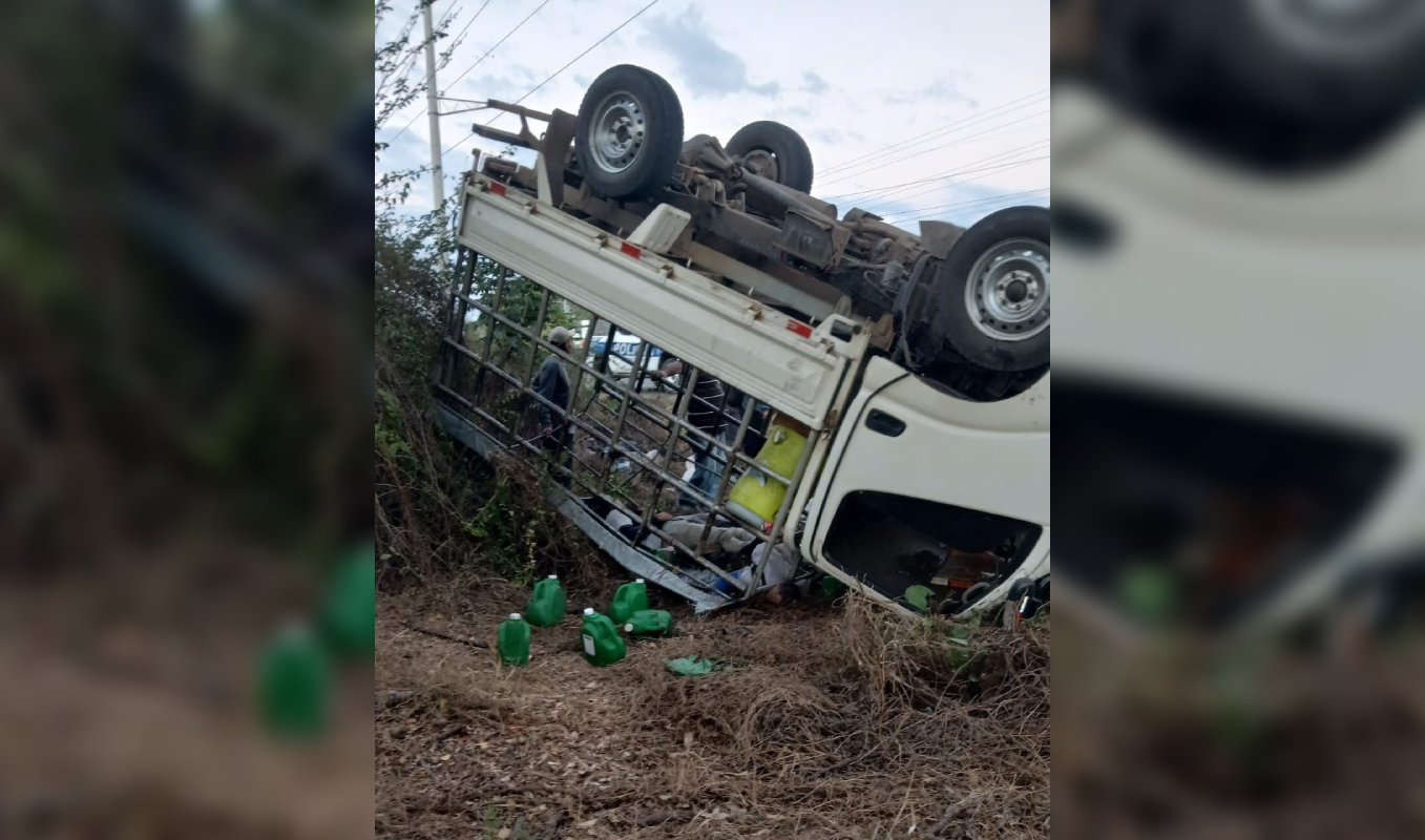 Un fatídico #AccidenteDeTránsito en el Kilo 5 hacia Acajutla deja un fallecido y varios lesionados tras el vuelco de un pick-up con trabajadores de caña. Foto: Cortesía.