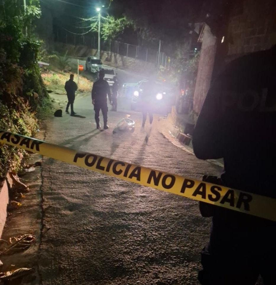 Una persona perdió la vida en Ilobasco tras ser atropellada por dos vehículos que huyeron del lugar. El hecho ocurrió en el sector de La Calavera. Autoridades investigan. Foto: Ilobasco Hoy.