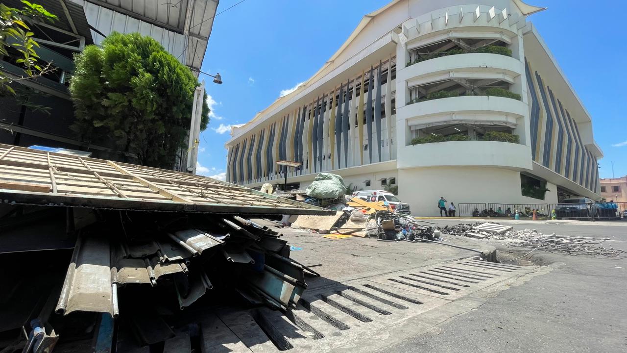 La Fase 6 de revitalización en el Centro Histórico avanza con apoyo total a comerciantes. La alcaldía cubre costos de desmontaje y el CAM garantiza seguridad durante las obras. Foto: La Diaspora 503.