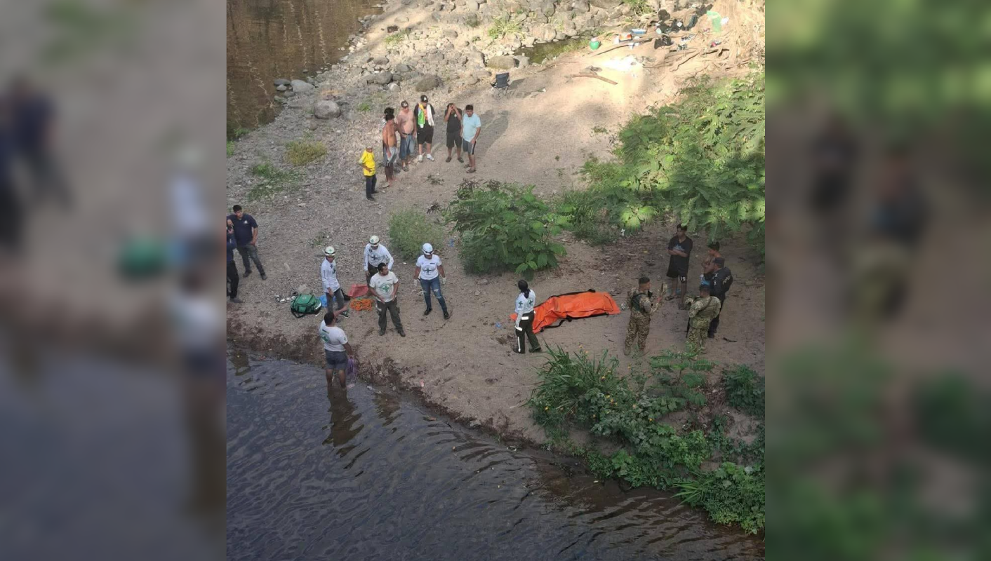 El cuerpo de Edgar Steven García, de 19 años, fue rescatado por #CruzVerde tras desaparecer en las aguas del río Quezalapa, en Tenancingo. Las autoridades alertan sobre los peligros de bañarse en zonas no seguras. Foto: Cruz Verde.