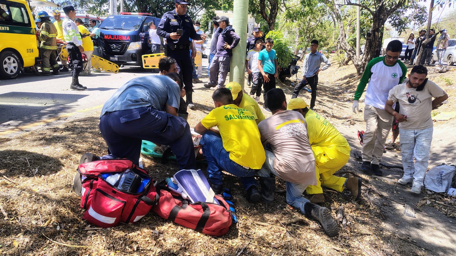 Un accidente vial en la Autopista a Comalapa deja dos fallecidos, incluyendo un niño. Comandos de Salvamento confirmó el deceso tras el rescate y traslado de emergencia. Foto: Comandos de Salvamento.