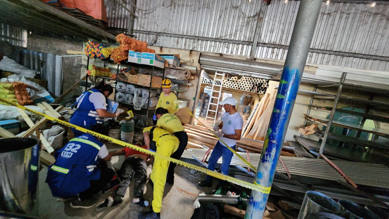 Jufran Joel Vargas Rosa, de 20 años, murió aplastado por un embalaje de láminas en una ferretería del Cantón Coyolito, Tejutla. Comandos de Salvamento y Cruz Verde intentaron auxiliarlo sin éxito. Foto: Comandos de Salvamento.