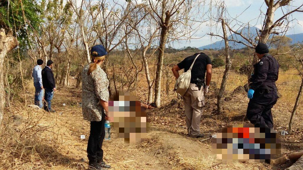Los familiares de los 11 trabajadores asesinados en La Libertad mantienen viva la memoria de sus seres queridos tras una década. Foto: Archivo.