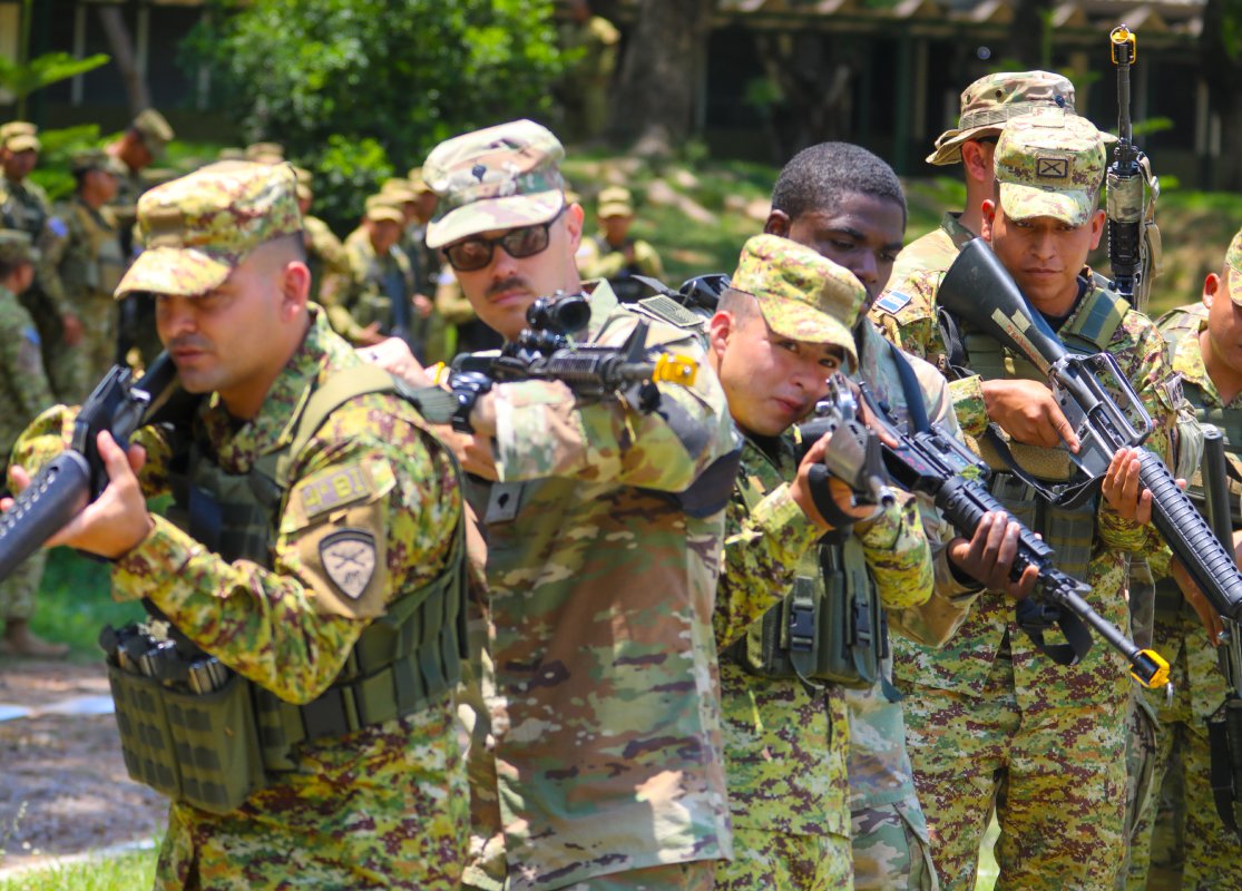 El Salvador alberga el mayor ejercicio militar conjunto de la región: 400 soldados de cinco países simulan rescates y operaciones urbanas con helicópteros y tácticas avanzadas. Un paso clave para la seguridad centroamericana. Foto: Ministerio de Defensa.