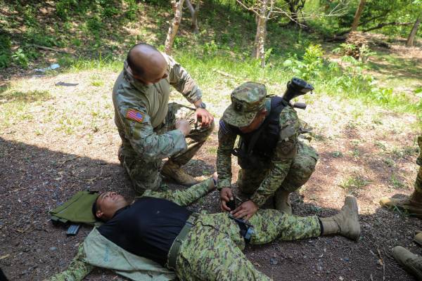 Efectivos de El Salvador y Estados Unidos ejecutan maniobras de interoperabilidad en la evacuación de heridos mediante helicópteros Black Hawk. Cortesía.