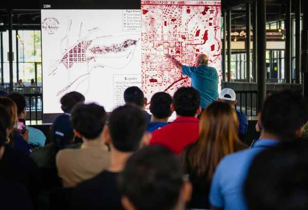 Ciudadanos participan en un conversatorio sobre la identidad cultural en los espacios públicos del corazón de la capital. Foto: SDP