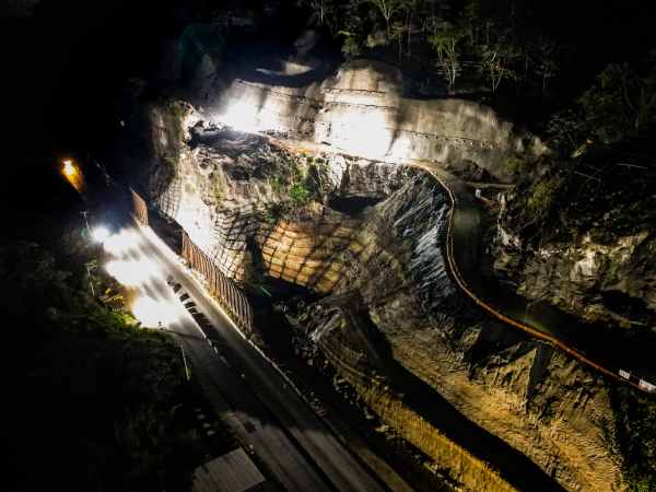 Equipos técnicos supervisan la zona de la detonación en el kilómetro 18 donde se cimentará el nuevo viaducto. Foto: SDP