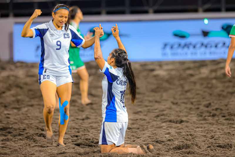 ¡Inició la acción sobre la arena! 🇸🇻⚽ La Beach Soccer Cup 2026 ya se vive en San Salvador. Ven y apoya a la Azul Playera en el Complejo Flor Blanca. Foto: SDP