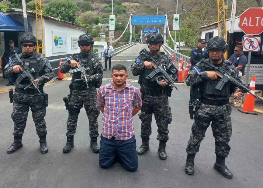 Diego Santos fue entregado por las autoridades guatemaltecas a la PNC para enfrentar la justicia por el feminicidio ocurrido en Santa Ana. Foto: Gustavo Villatoro