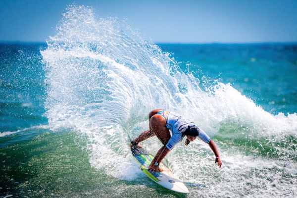 Surfistas locales aprovechan la consistencia del oleaje en la Costa del Sol durante la categoría Open del torneo nacional. Foto: SDP
