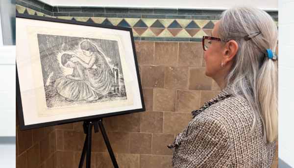 Visitantes observan las obras de Camilo Minero en La Haya, donde se destaca la identidad visual y social capturada en sus grabados y pinturas.