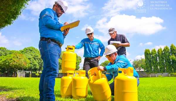 Ciudadanos salvadoreños enfrentan dificultades para canjear el subsidio al gas licuado debido a una caída persistente en el sistema de validación. Archivo.