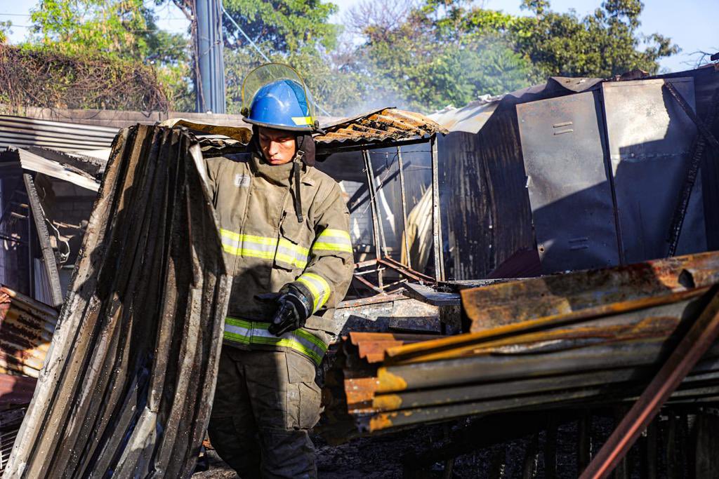 Un voraz incendio destruyó puestos de comida en el Bulevar del Ejército, Soyapango. Los bomberos actuaron rápido para evitar que el fuego se extendiera. No hay heridos, pero los daños son cuantiosos. Foto: BomberosSV.