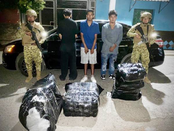 Droga y vehículo confiscados durante la incautación realizada por el Comando Sumpul en el sector fronterizo de La Ceiba, Ahuachapán. Foto: FFAA