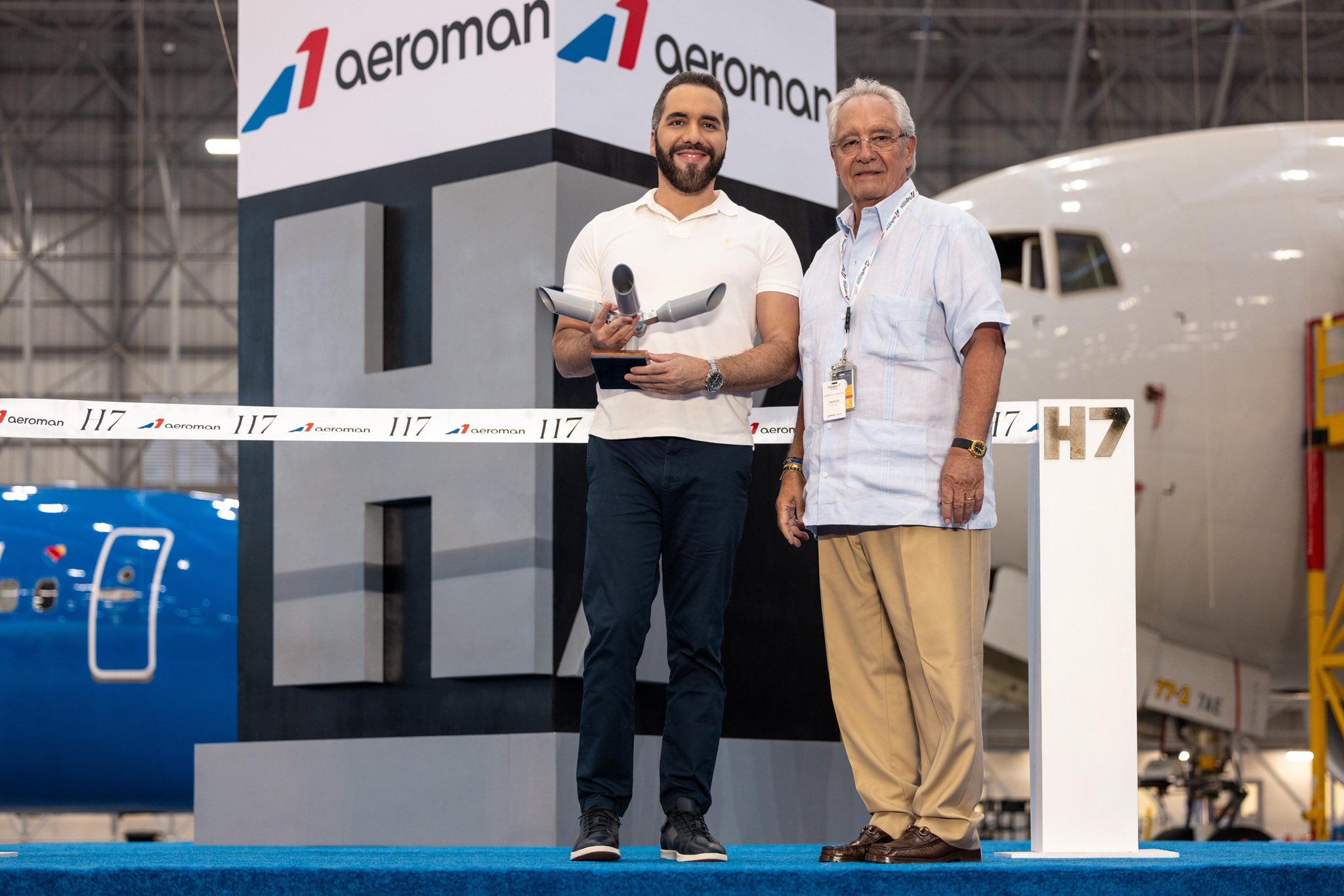 El Salvador se consolida como potencia aeronáutica con la inauguración de la megaplanta de AEROMAN, la más grande del mundo. Roberto Kriete destaca el liderazgo del país en innovación y atracción de inversiones. Foto: Casa Presidencial.