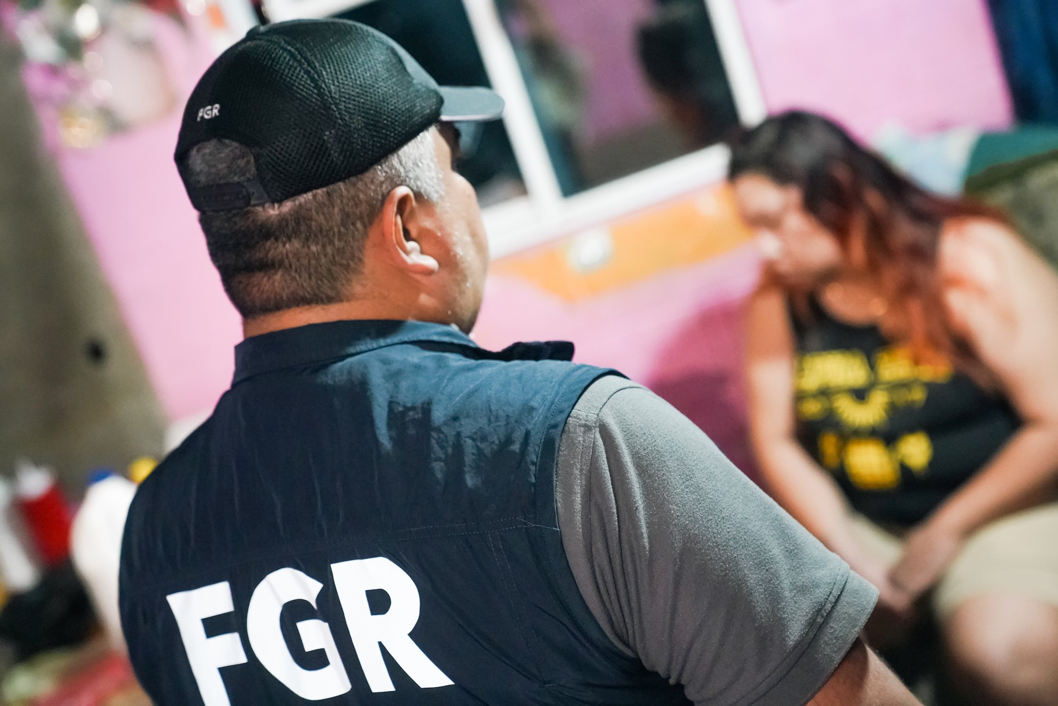 Una red criminal que extorsionaba a comercios en La Libertad fue desarticulada. Cinco detenidos, incluyendo un menor, exigían pagos mensuales bajo amenazas. Operativo conjunto de FGR y PNC. Foto: FGR_SV.